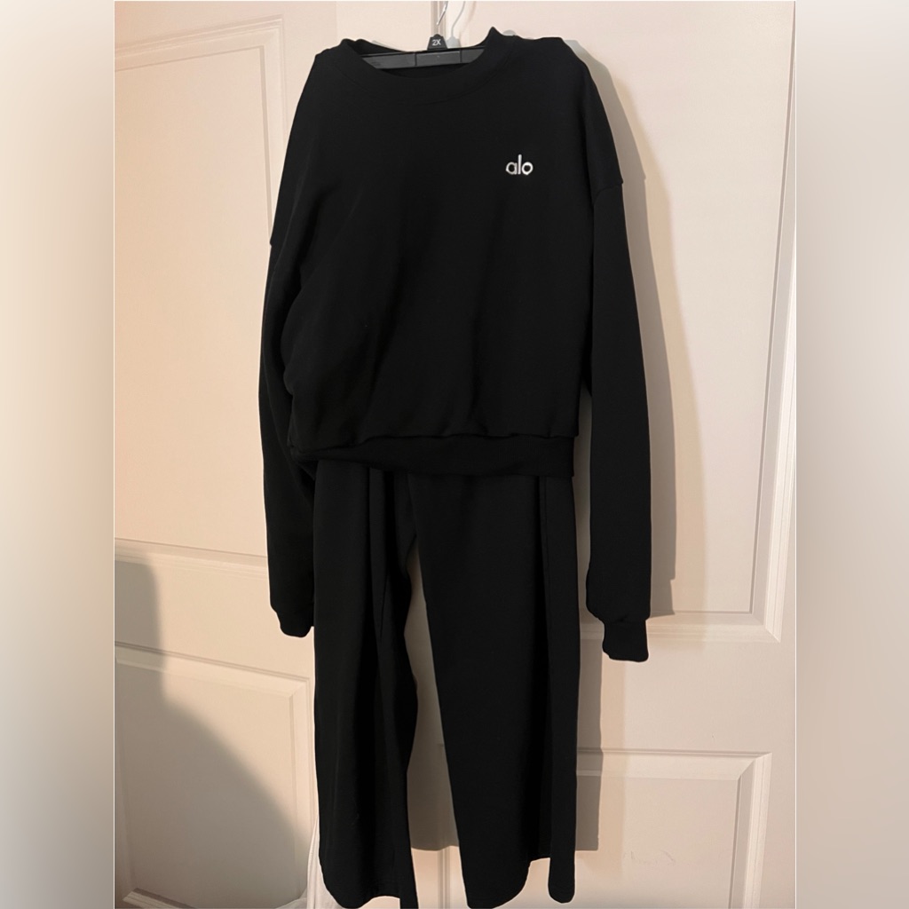 Alo Black Accolade Crewneck Cropped Sweatshirt Accolade Straight Leg Sweatpants
